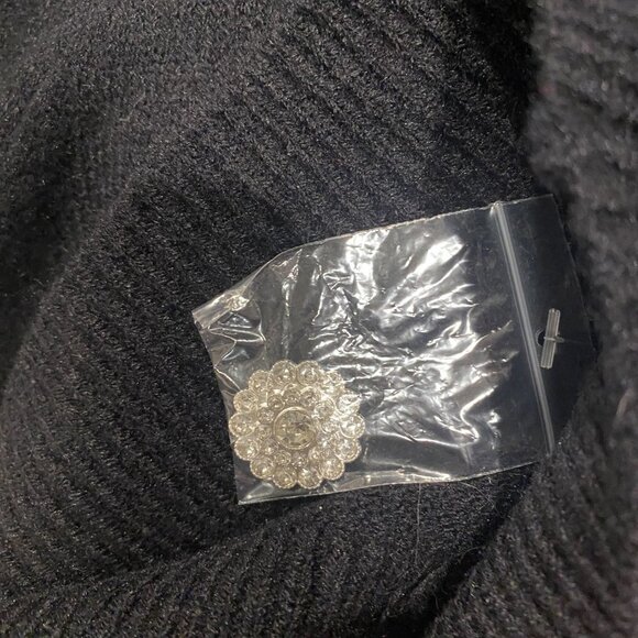 SOFT BLACK JUMPER SWEATER WITH BUTTONS ON THE SHOULDERS. NWT - Picture 7 of 9